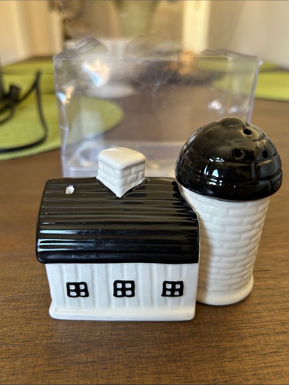 Ceramic farm House & Silo Salt and Pepper Shaker Set - Black & White new in box